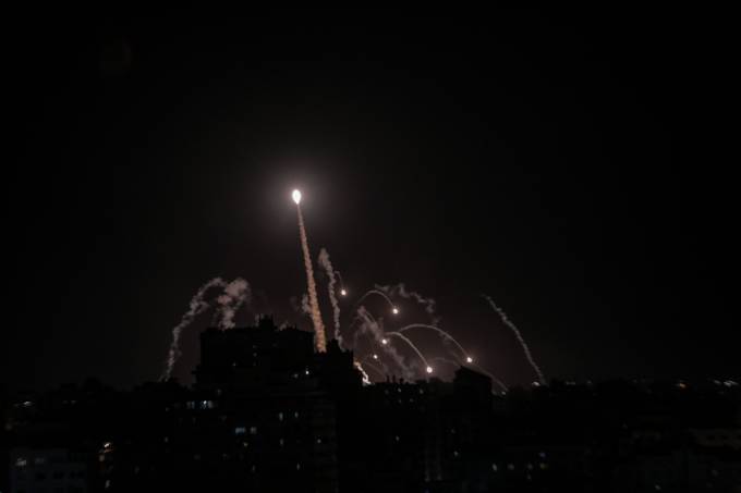 Sistema de defesa antiaérea de Israel intercepta foguetes do Hamas