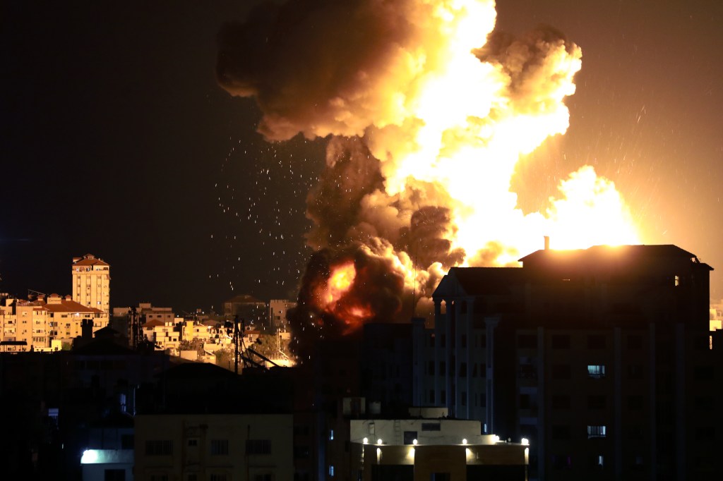 Bombardeio israelense atinge prédios em Gaza - 13/05/2021
