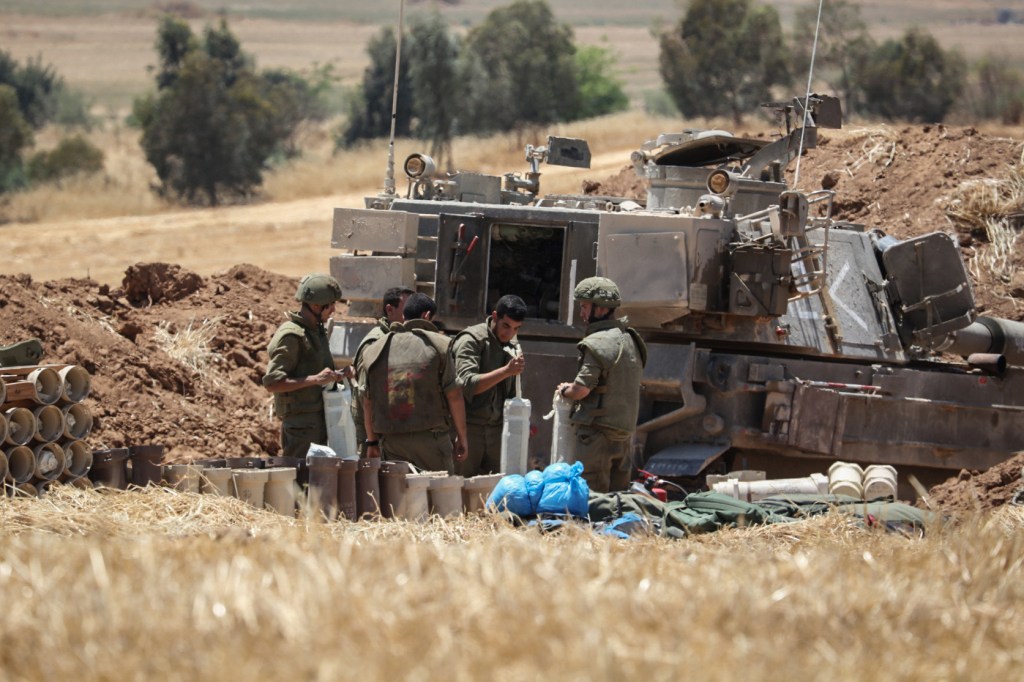 Militares israelenses protegem a cidade de Sderot, próximo à fronteira com a Faixa de Gaza