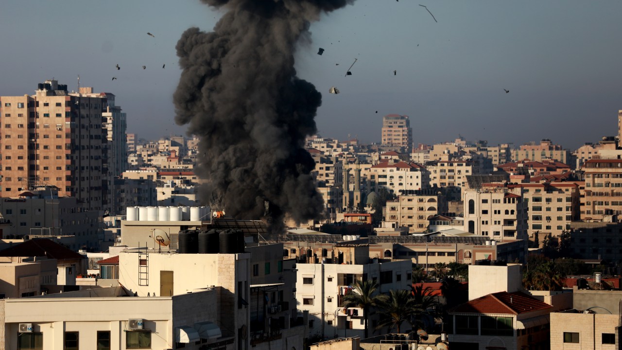 Bombardeio israelense atinge Gaza neste sábado (15)