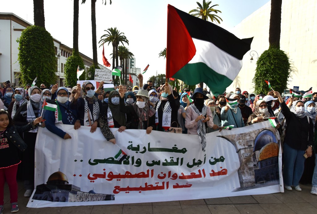 Manifestação em apoio à Palestina na cidade de Rabat, no Marrocos