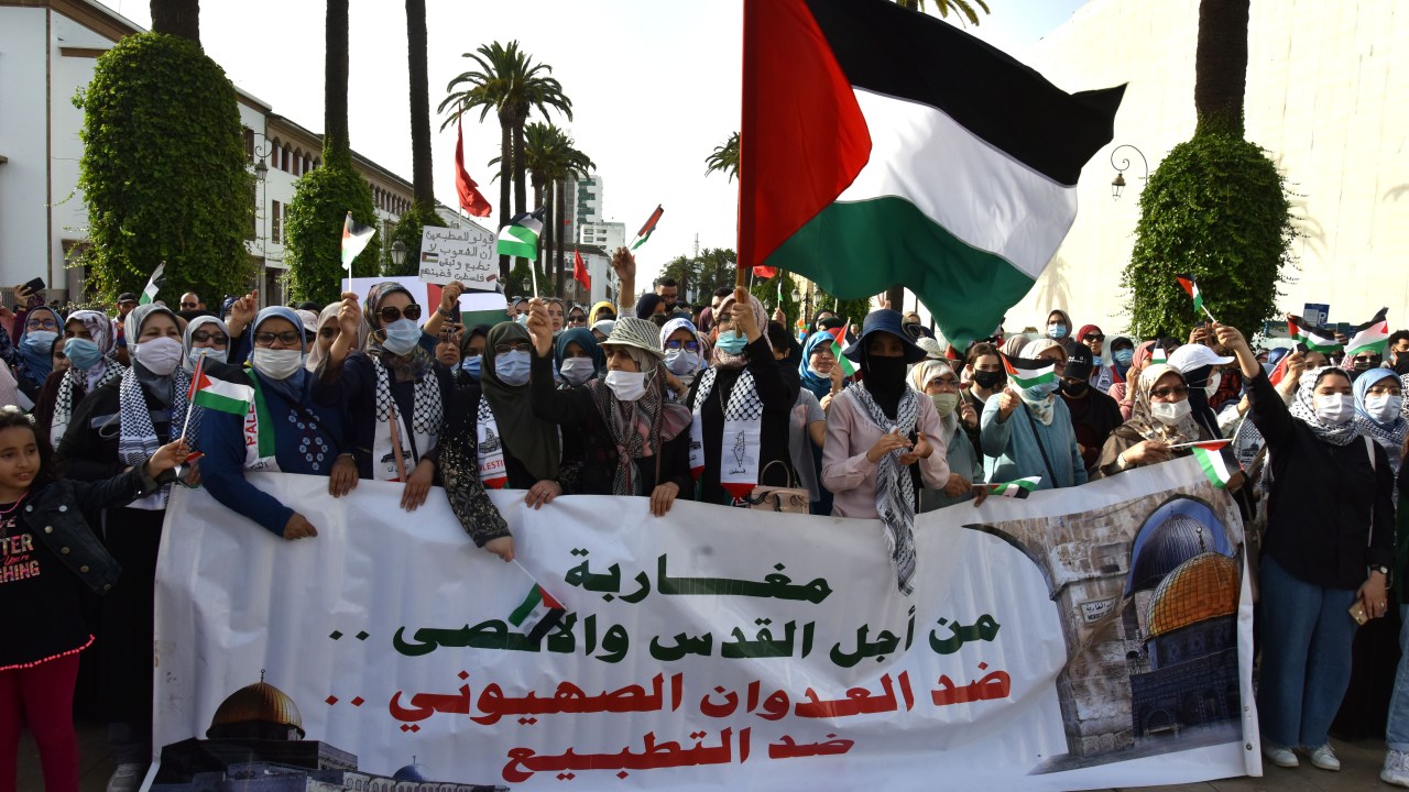 Manifestação em apoio à Palestina na cidade de Rabat, no Marrocos