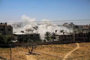 Israeli attacks over Gaza Fumaça vista após ataque aéreo israelense na região de Rafah, Gaza. 18/05/2021