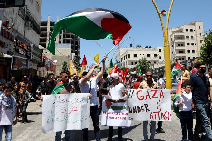 Palestinians in West Bank protest Israeli attacks