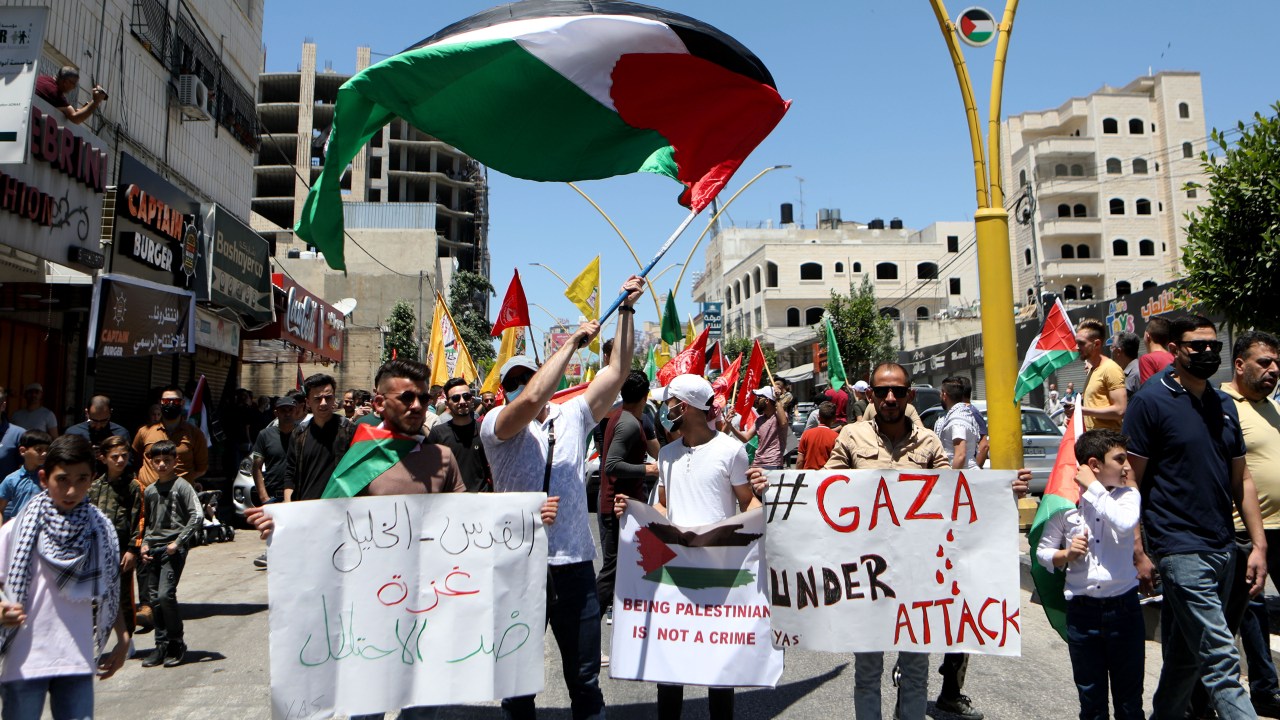 Palestinos protestam em Hebron contra ofensiva israelense em Gaza. 18/05/2021