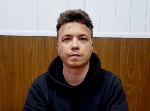 The first statement of the journalist detained on the plane with a bomb alert in Belarus O jornalista bielorrusso Roman Protasevich, preso pela ditadura sob acusações de de incitar ao ódio e desordem em massa