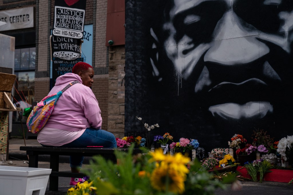 Homenagens em frente mural com rosto de George Floyd em Minneapolis. 25/05/2021