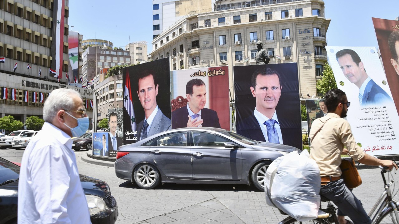 Cartazes do presidente sírio, Bashar al-Assad, são vistos na capital, Damasco, em 25 de maio de 2021, um dia antes da primeira eleição presidencial do país desde 2014 -