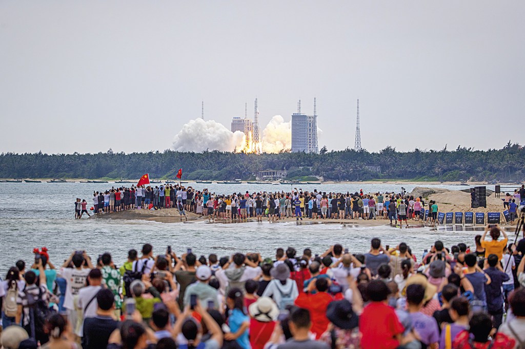 LANÇAMENTO - Base de Wenchang: a multidão em festa celebra a estação espacial -