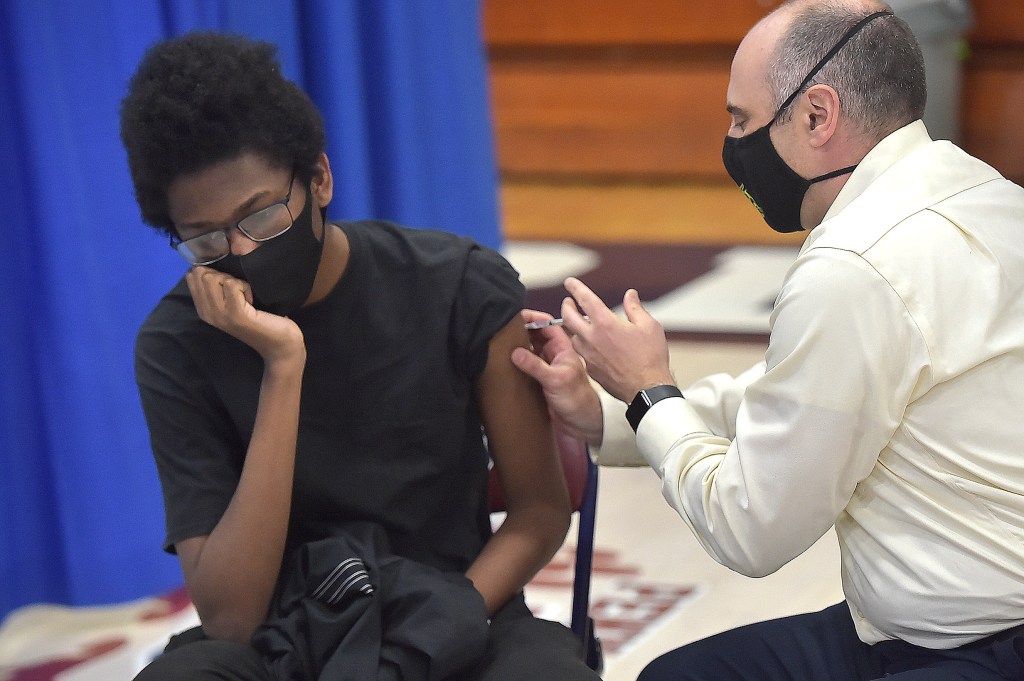 Adolescente recebe vacina da Pfizer em Lansdowne, na Pensilvânia