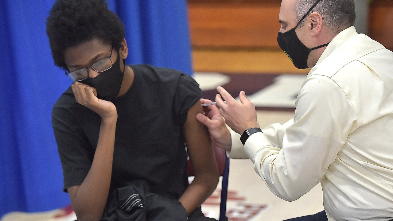 Adolescente recebe vacina da Pfizer em Lansdowne, na Pensilvânia
