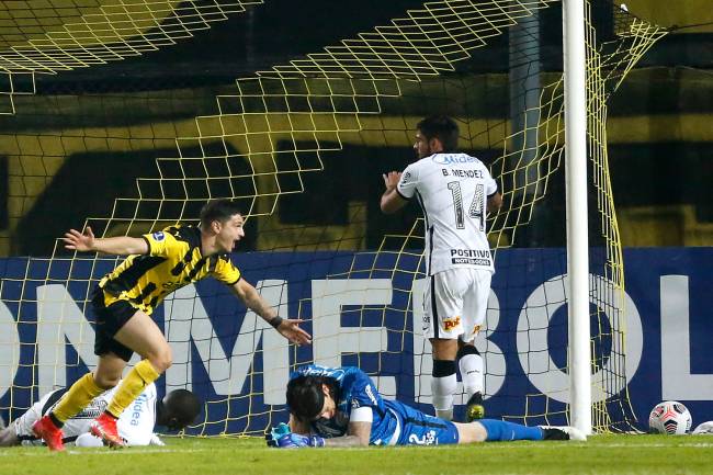 Canário comemora gol contra o Corinthians