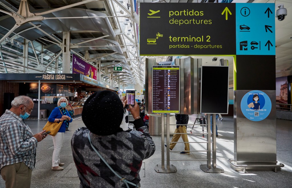 Passageiros vistos em aeroporto em Lisboa. 17/05/2021