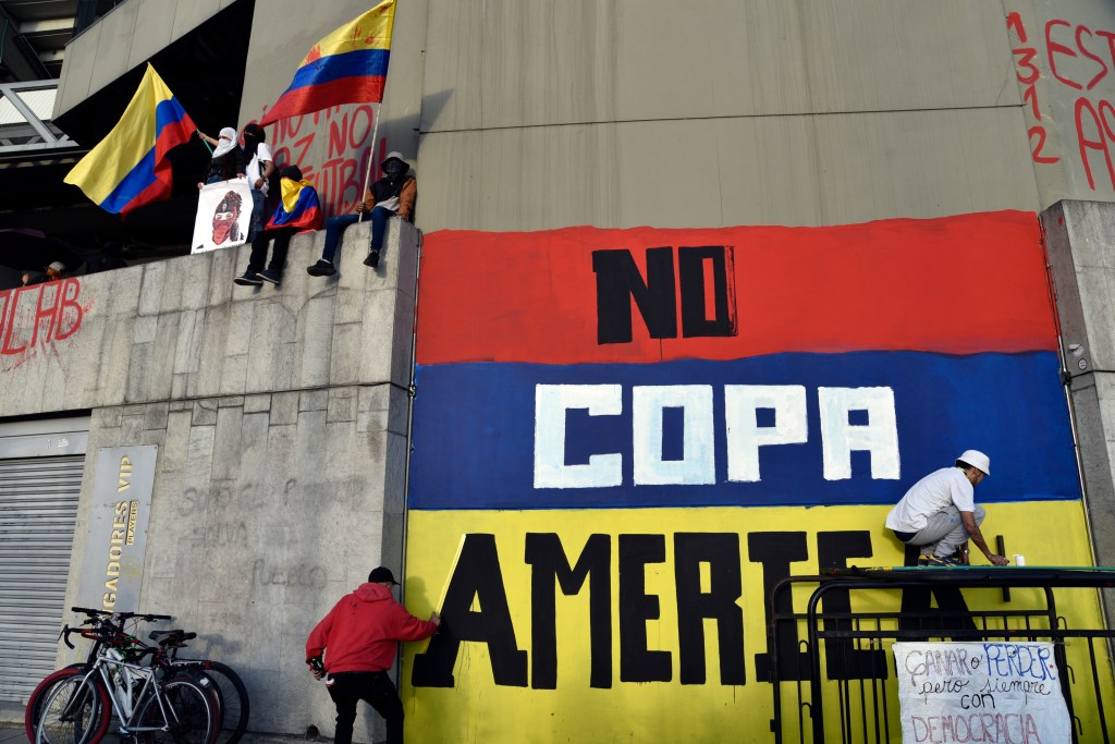 Mural contra realização da Copa América na Colômbia durante protestos contra o governo, em Bogotá. 19/05/2021