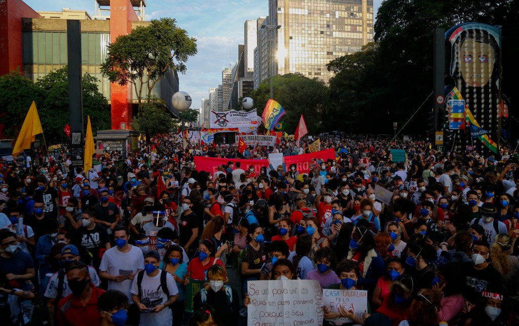 Protesto contra Bolsonaro lotou a Avenida Paulista em São Paulo