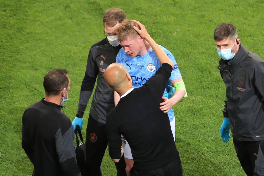 Kevin De Bruyne deixou o jogo com uma lesão no rosto após choque com Rudiger