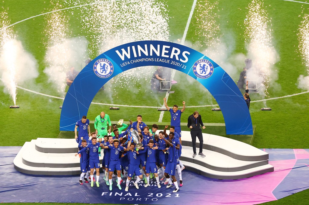 Jogadores do Chelsea comemoram com a taça o título da Liga dos Campeões -