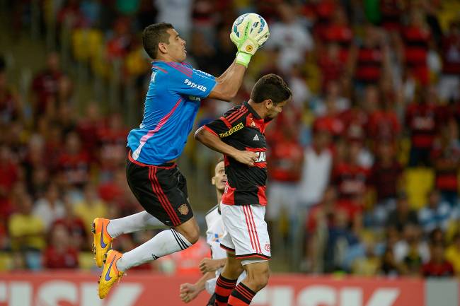 Diego Souza atuando como goleiro após substituir o goleiro Magrão, pelo Sport em partida contra o Flamengo, no Maracanã -