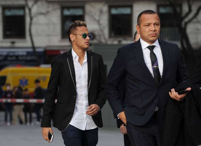 Neymar, ao lado do pai, durante julgamento na Corte de Madri, em 2016 -
