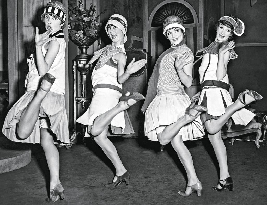 EUFORIA - Dançarinas nos anos 1920: prosperidade depois do flagelo da gripe espanhola -