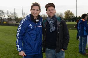 Damon Albarn ao lado de Frank Lampard, ídolo do Chelsea -