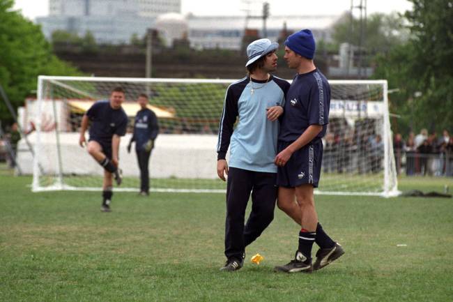 Liam Gallagher (Oasis) encarando Damon Albarn (Blur) durante um torneio amistoso, em 1996 -