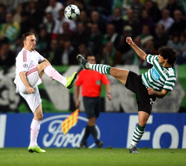 Franck Ribéry em duelo com o atual técnico do Palmeiras, Abel Ferreira, em 2009 -