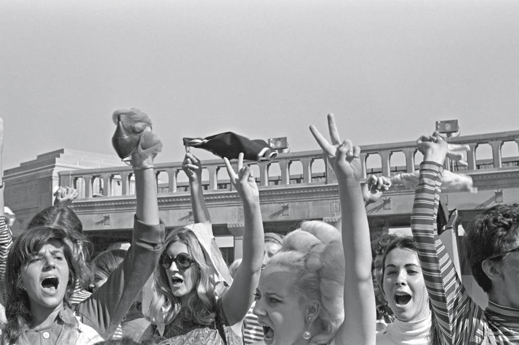 PROTESTO - EUA, 1968: mulheres ensaiam a queima da peça “opressora” -
