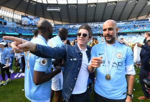 Noel Gallagher e Pep Guardiola na comemoração do título de 2018 -