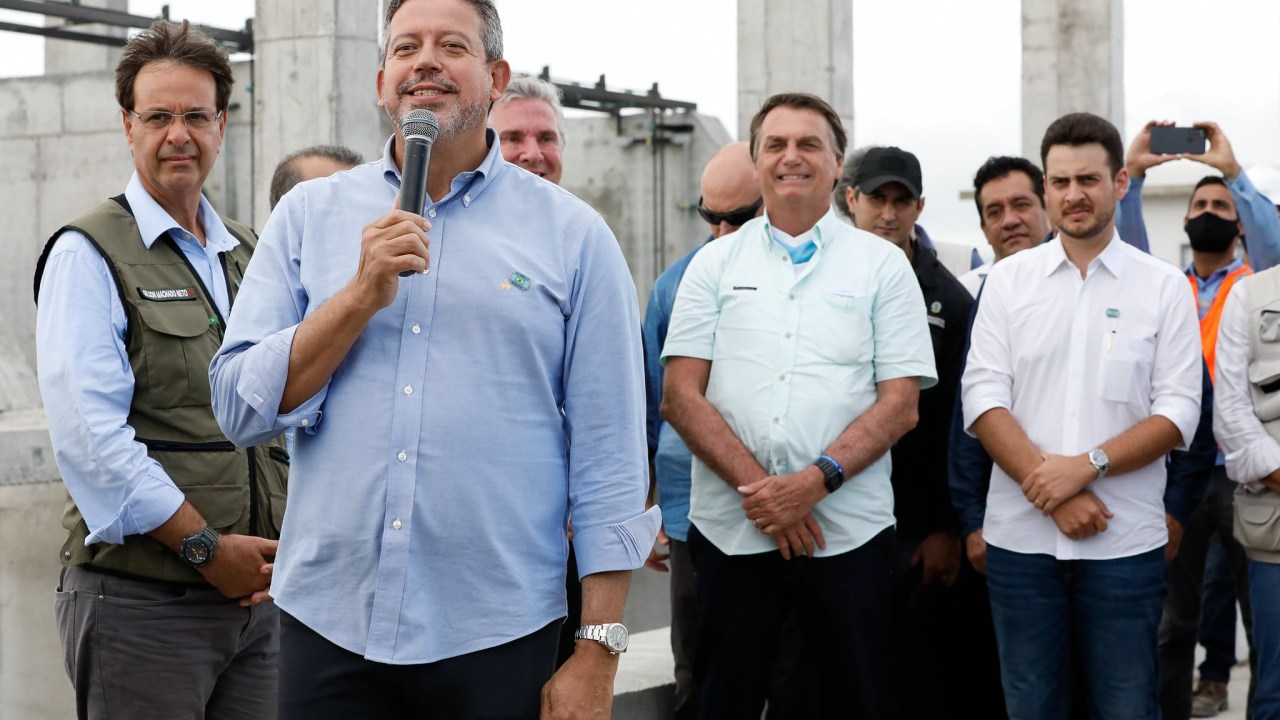 Observado por Bolsonaro, o presidente da Câmara, Arthur Lira (PP-AL) discursa em inauguração de casas populares em Maceió