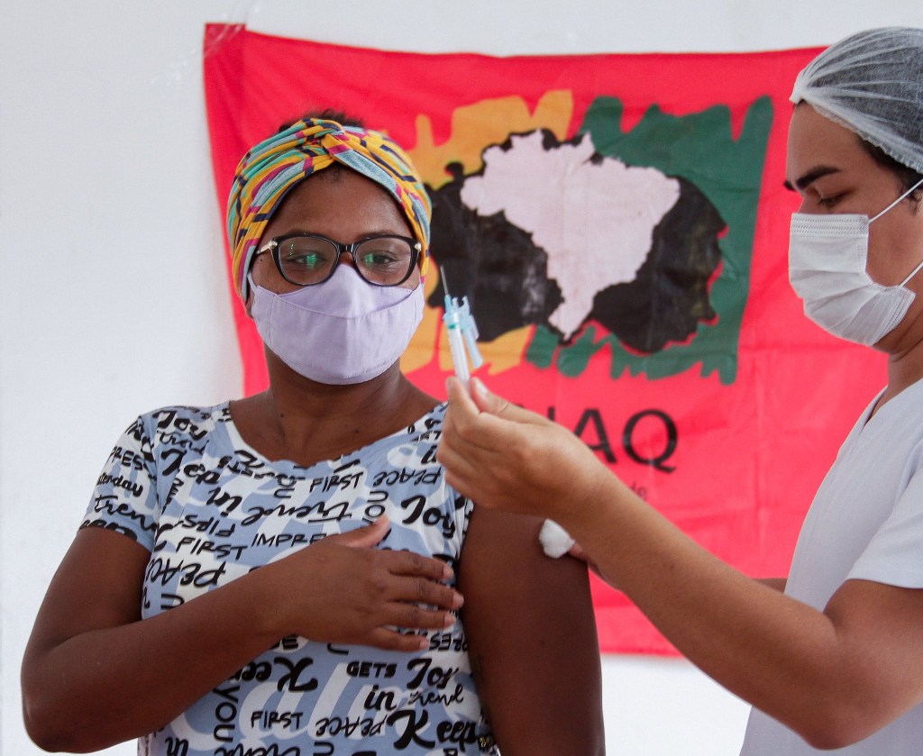Vacinação de quilombolas em Manaus, cidade onde a taxa média de mortes caiu