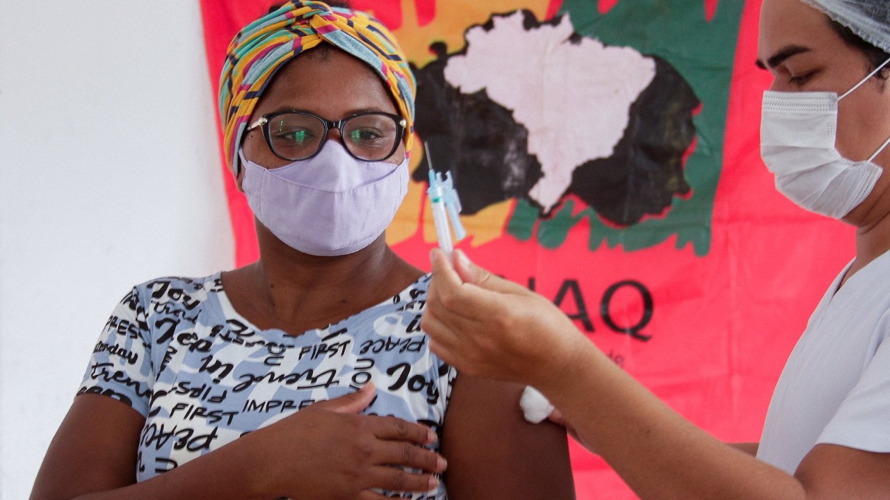 Vacinação de quilombolas em Manaus, cidade onde a taxa média de mortes caiu