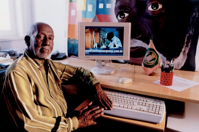 Nelson Sargento, mostrando sua página na internet, em 2002 -