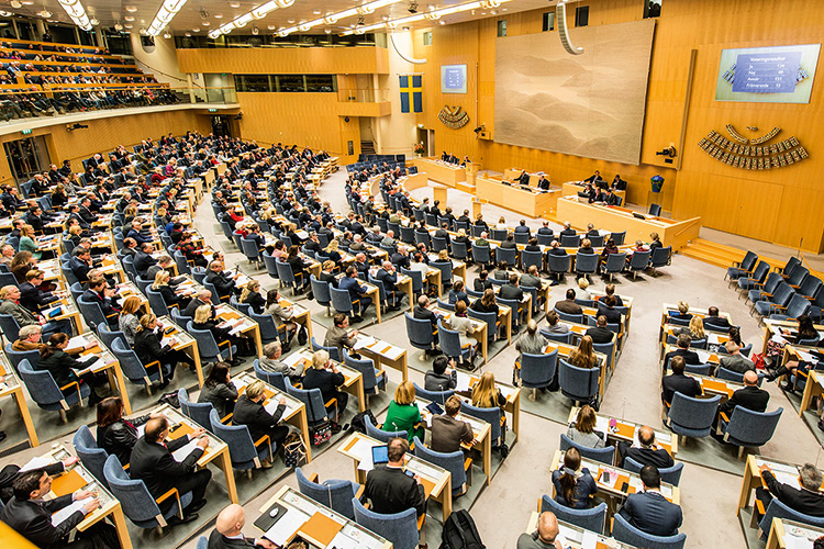 DIFERENÇA - Parlamento sueco: um único assessor coletivo para os deputados -