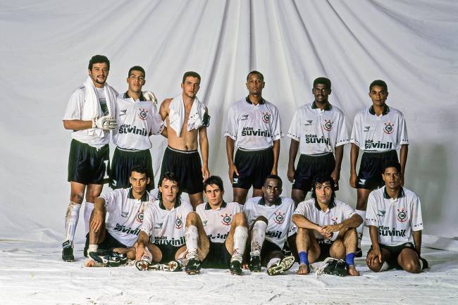 Time do Corinthians, em pé: Ronaldo, André Santos, Zé Elias, Pinga, Vitor e Elivélton; agachados: Marques, Tupazinho, Silvinho, Ezequiel, Fabinho e Marcelinho Carioca, após partida, em 1995 -