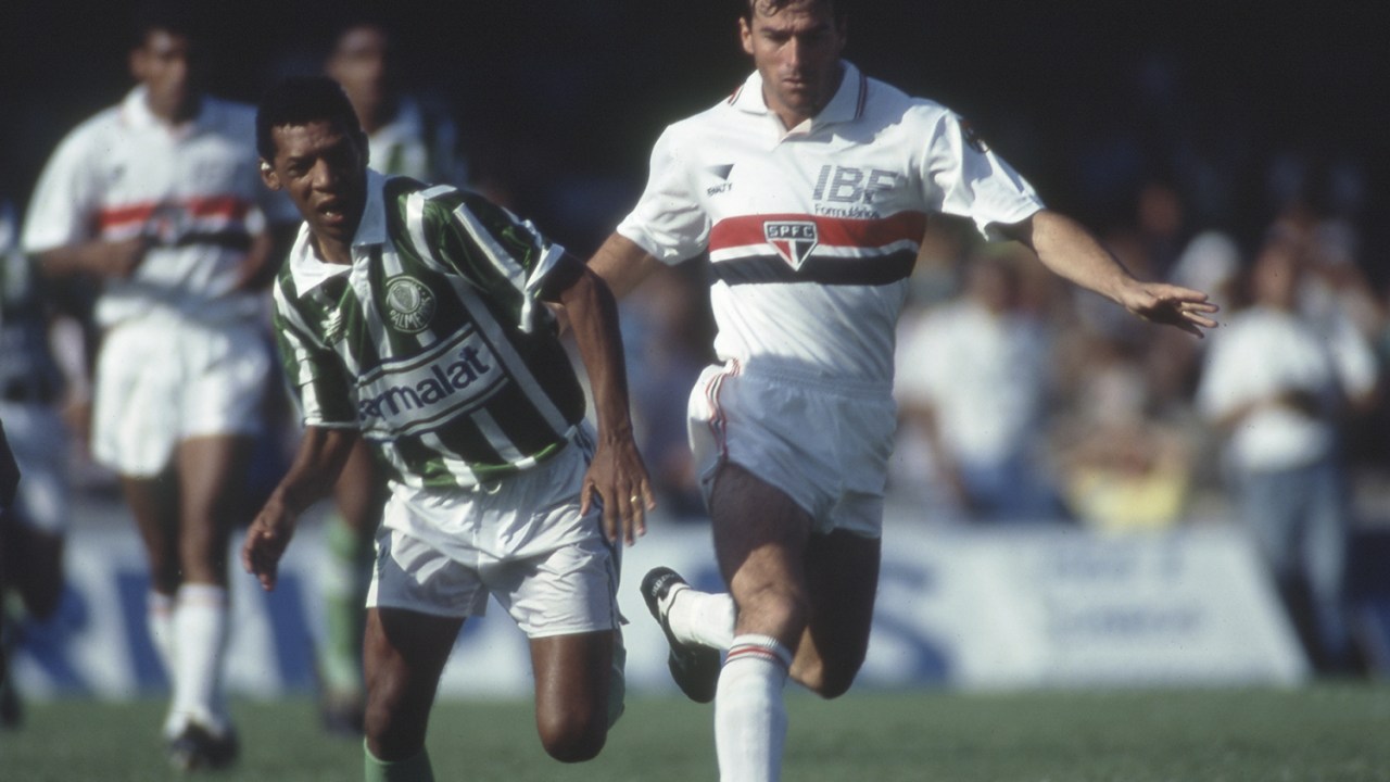 Carlinhos, do Palmeiras, contra Pintado, do São Paulo, no primeiro jogo da final do Campeonato Paulista, no Morumbi -