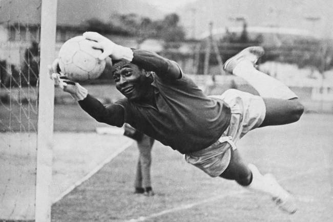 Pelé fazendo teste como goleiro -