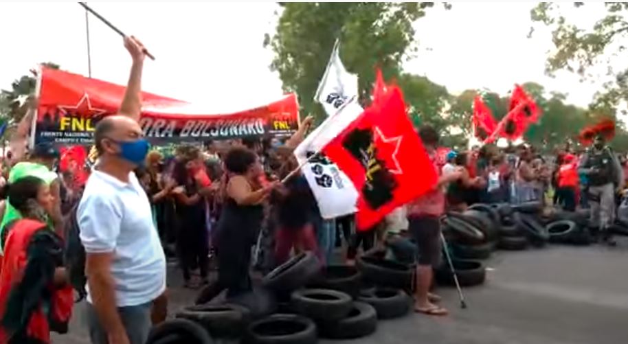 Grupos de esquerda fazem protesto contra Bolsonaro em Alagoas