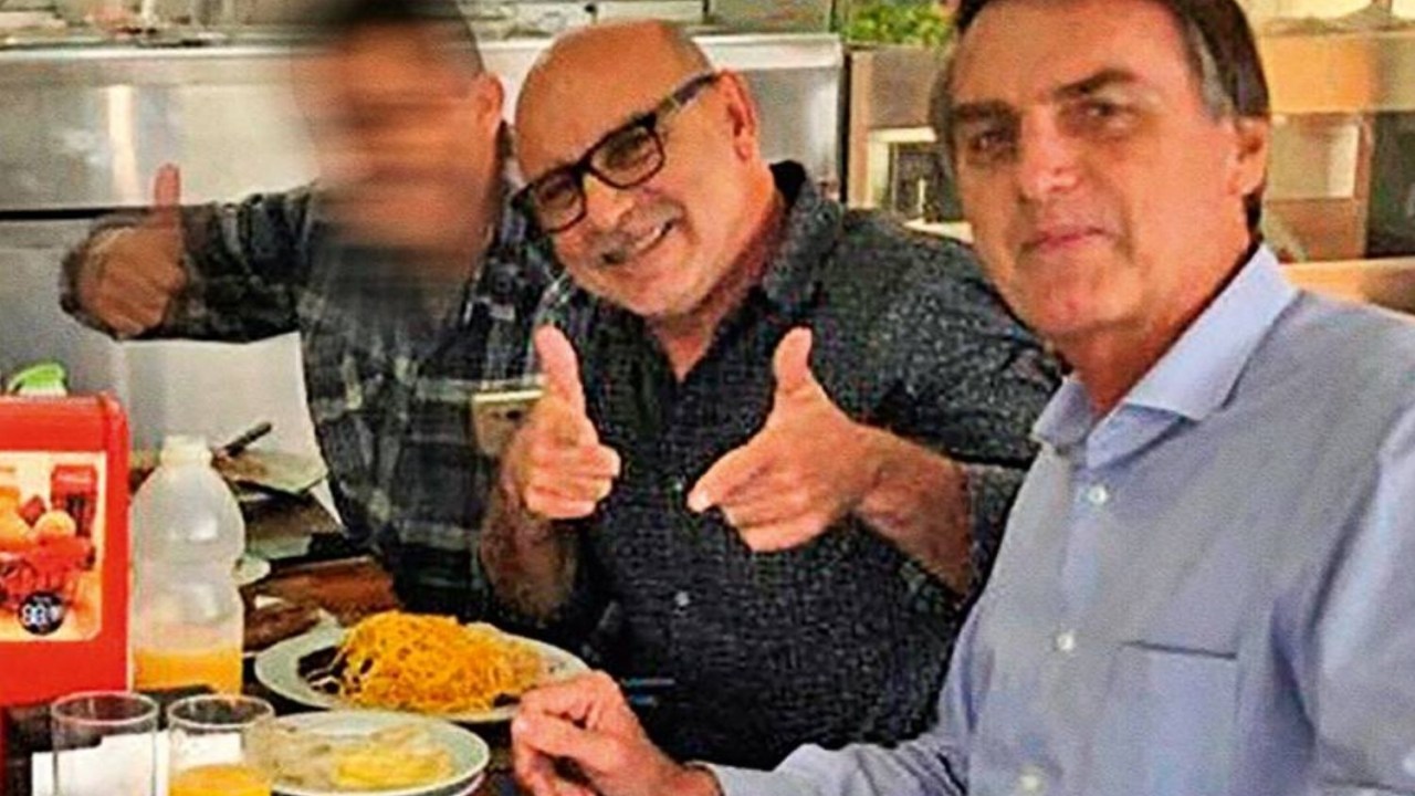 O PM reformado Fabrício Queiroz e o presidente Jair Bolsonaro