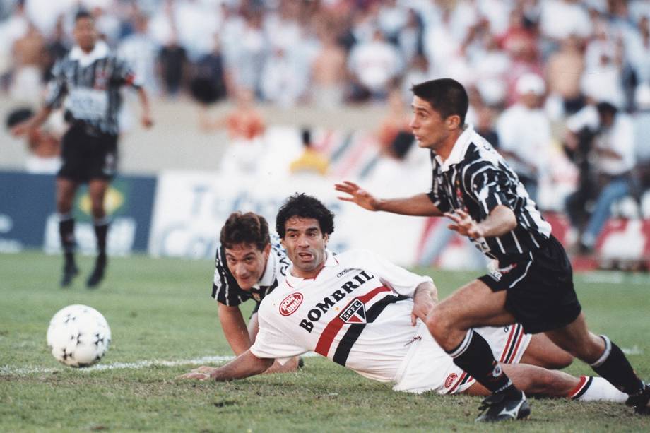 Sylvinho, Gamarra, e Rai durante a finalíssima do Campeonato Paulista, no Estádio do Morumbi -