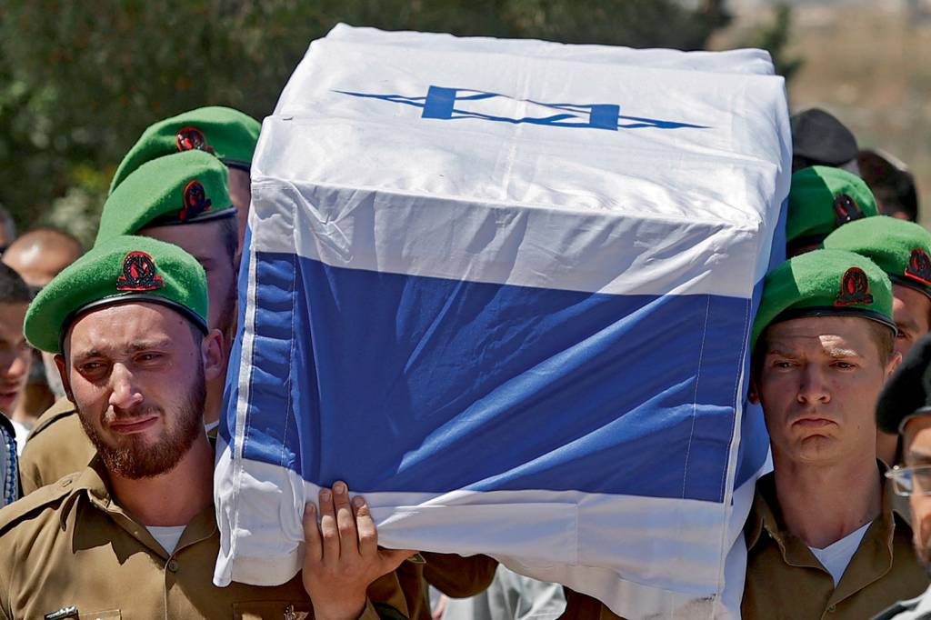 TRÁGICO IMPASSE - Enterro em Israel: soldado leva colega morto em um conflito sem solução à vista -