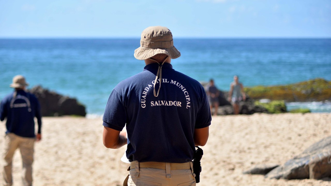 Guarda Civil fiscaliza cumprimento de medidas restritiva em praia de Salvador