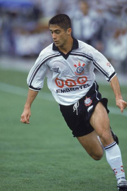 Sylvinho, do Corinthias, no jogo contra o Cruzeiro, no Estádio do Morumbi, em 1998 -