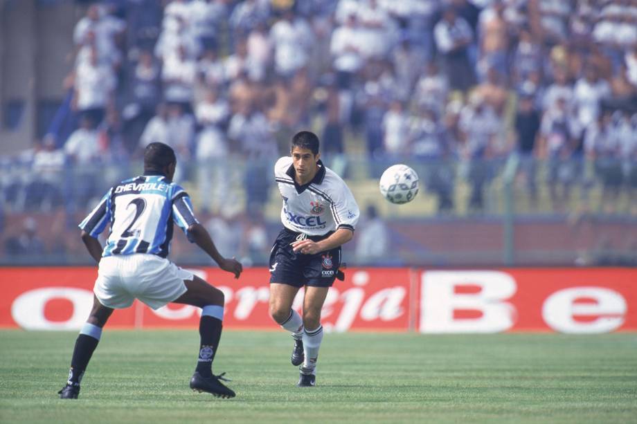 Sylvinho no jogo Corinthians contra o Grêmio, pelo Campeonato Brasileiro, no Estádio do Pacaembu, em 1998 -