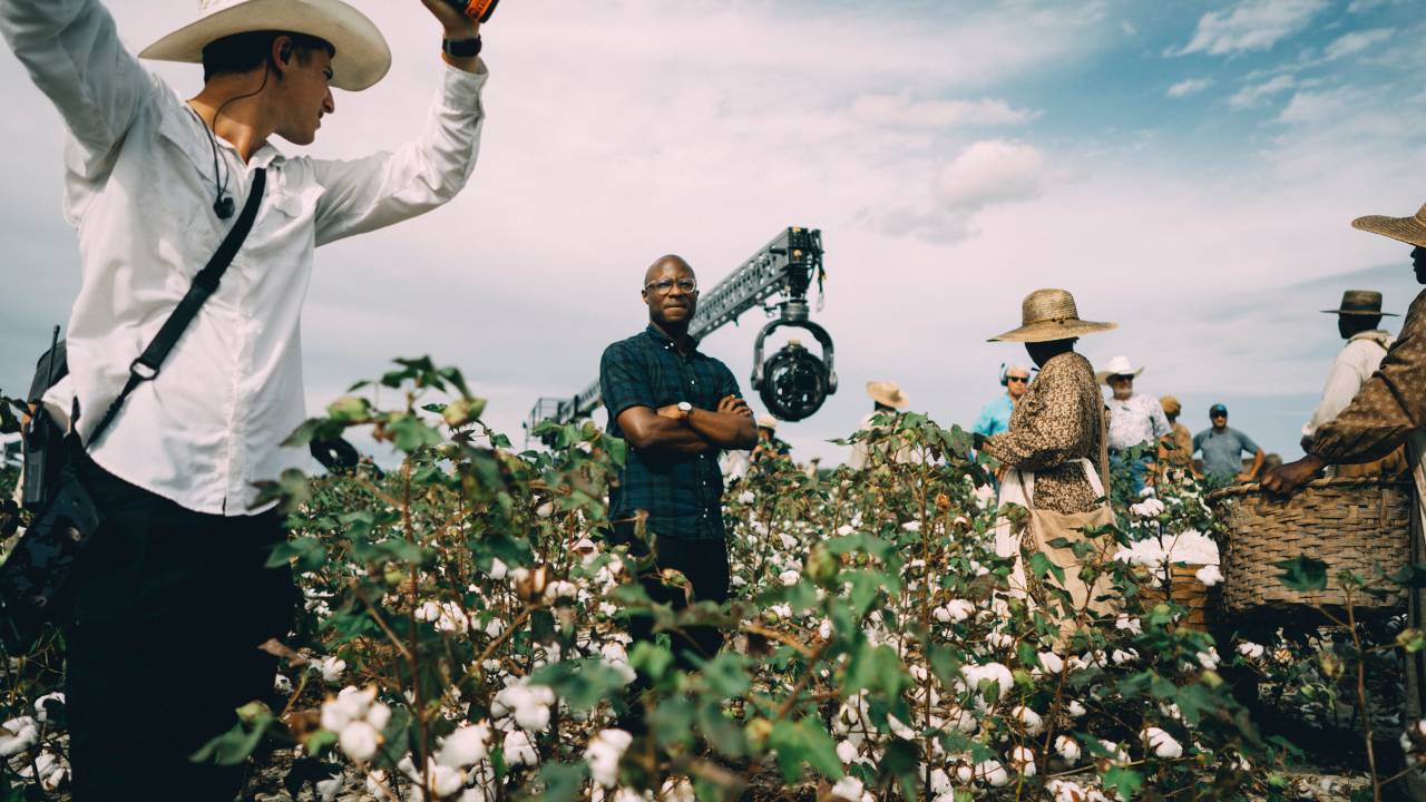 O diretor Barry Jenkins no set da série ‘The Underground Railroad’ -
