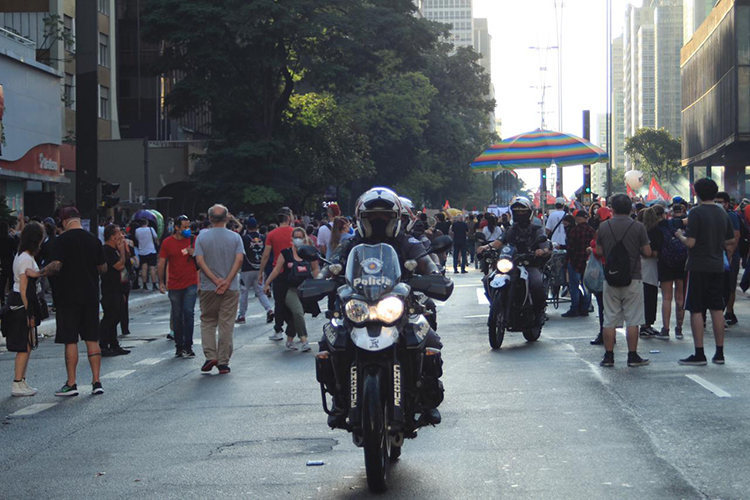 Movimentação na Avenida Paulista durante manifestação contra Jair Bolsonaro, em São Paulo -