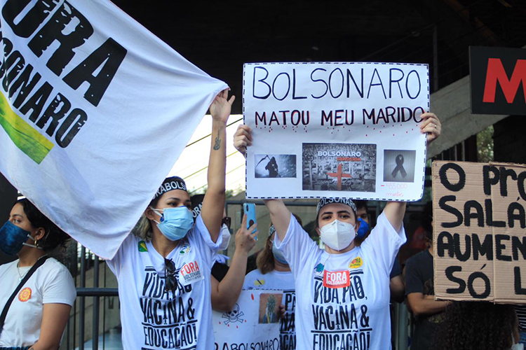 Movimentação na Avenida Paulista durante manifestação contra Jair Bolsonaro, em São Paulo -