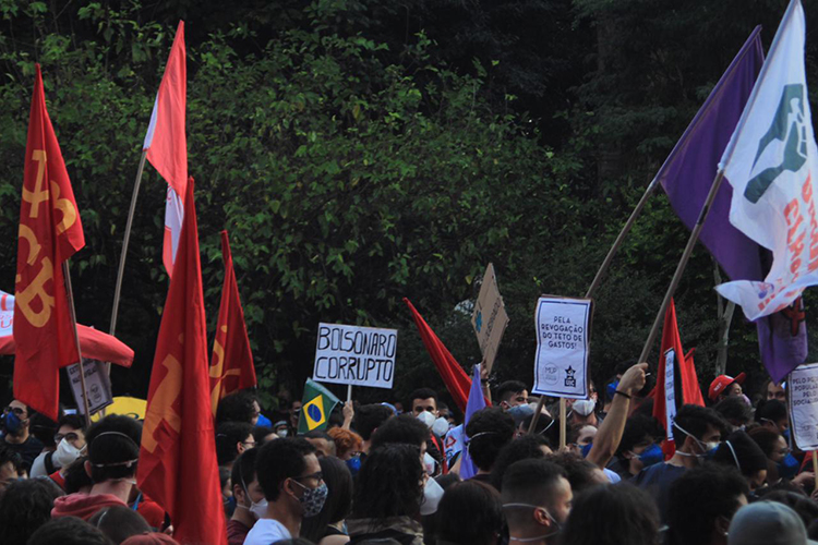 Movimentação na Avenida Paulista durante manifestação contra Jair Bolsonaro, em São Paulo -