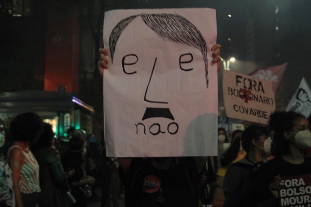 Manifestante segura cartaz em manifestação contra o governo de Jair Bolsonaro na Avenida Paulista, em São Paulo -