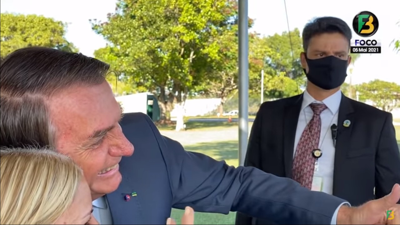 Bolsonaro abraça apoiadora sem máscara, na manhã desta quarta-feira